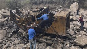 南橫隧道工程意外　推土機墜谷駕駛身亡／南橫公路梅山明隧道削山工程22日發生工程意外，鄭姓男子駕駛推土機施工，突然翻落100多公尺深的山谷，全車摔的面目全非，鄭男卡在駕駛座，當場沒呼吸心跳，送醫不治。（圖／中央社）