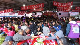 寒士吃飽30尾牙　基隆席開65桌
人安基金會22日在聖心國小舉辦「寒士吃飽30」尾牙，
席開65桌，宴請650名基隆寒士、街友、單親媽媽及獨
居居長輩參加，市長林右昌也到場發送紅包，祝福大家
開心過好年。
中央社記者王朝鈺攝　106年1月22日