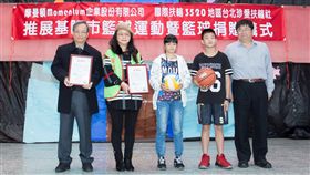 ▲摩曼頓董事長林正男（左一）與八斗國小校長施奈良（右一）（圖／珍愛扶輪社提供）
