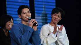 朴寶劍宋仲基合體登台（1）
韓星朴寶劍（右）22日登台見粉絲，師兄宋仲基（前左
）擔任特別嘉賓，在台上捏朴寶劍臉頰；被問到兩人是
不是感情好？宋仲基搞笑說「沒有」，是為了吃芒果冰
才來。
（寶輝娛樂提供）
中央社記者王靖怡傳真　106年1月22日