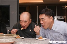 國民黨副主席郝龍斌與父親前行政院長郝柏村下廚現年菜「郝家獅子頭」,過年留稿 圖／記者林敬旻攝