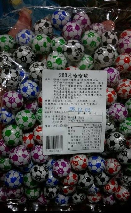 不少人都吃過的「足球巧克力」本名叫「哈哈球」。（圖／翻攝自爆廢公社）