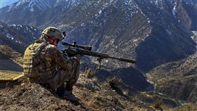 狙擊,瞄準。（圖／Program Executive Office Soldier,  flickr  CC License）

https://www.flickr.com/photos/peosoldier/16256039509/in/photolist-qLuscg-q4opSX-fonXJQ-63yUd8-pk1Jyk-6cENvV-41XTkK-8irq7f-4L7Atb-BPXgr-
