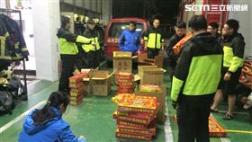 新北市消防局昨晚前往三重佛具店發現，店內塞滿逾百公斤的爆竹煙火，安檢人員依法開單並沒入爆竹煙火。（翻攝畫面）