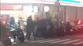 假擄人真求婚！新郎自導自演秀下限　網友：放羊的孩子
圖翻攝自爆料公社
https://www.facebook.com/162608724089621/videos/414376555579502/