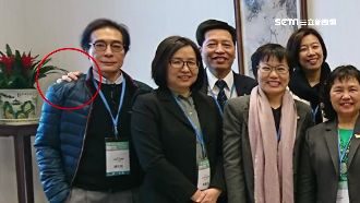 年改會議合照　綠委肩上竟多了隻手