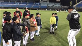 冬令營小朋友在桃園球場夜間打棒球（圖／桃猿隊提供）