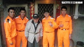 海巡署第二二岸巡大隊下罟子安檢所所長羅閔駿還領所內同仁，協助獨居的吳姓老翁大掃除，並送上熱菜及物資（翻攝畫面）