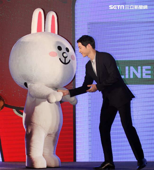 韓星宋仲基來台為信用卡代言，這次很遺憾無法去逛夜市及吃到芒果冰。（記者邱榮吉/攝影）