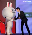 韓星宋仲基來台為信用卡代言，這次很遺憾無法去逛夜市及吃到芒果冰。（記者邱榮吉/攝影）