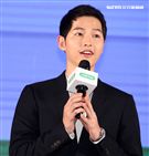 韓星宋仲基來台為信用卡代言，這次很遺憾無法去逛夜市及吃到芒果冰。（記者邱榮吉/攝影）