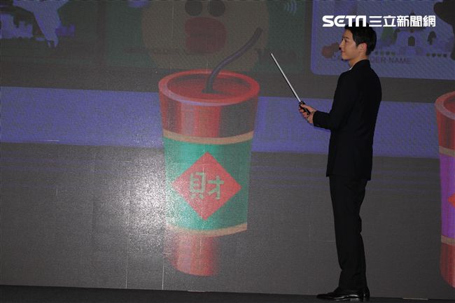 韓星宋仲基來台為信用卡代言，這次很遺憾無法去逛夜市及吃到芒果冰。（記者邱榮吉/攝影）