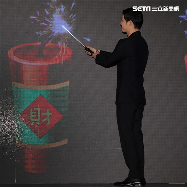 韓星宋仲基來台為信用卡代言，這次很遺憾無法去逛夜市及吃到芒果冰。（記者邱榮吉/攝影）