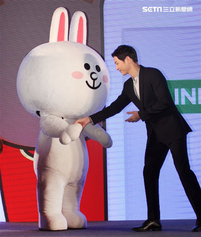 韓星宋仲基來台為信用卡代言，這次很遺憾無法去逛夜市及吃到芒果冰。（記者邱榮吉/攝影）