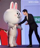 韓星宋仲基來台為信用卡代言，這次很遺憾無法去逛夜市及吃到芒果冰。（記者邱榮吉/攝影）