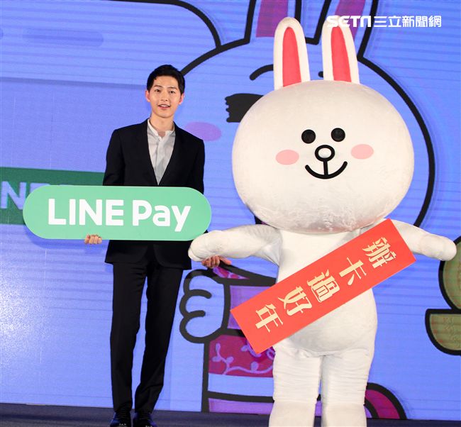 韓星宋仲基來台為信用卡代言，這次很遺憾無法去逛夜市及吃到芒果冰。（記者邱榮吉/攝影）