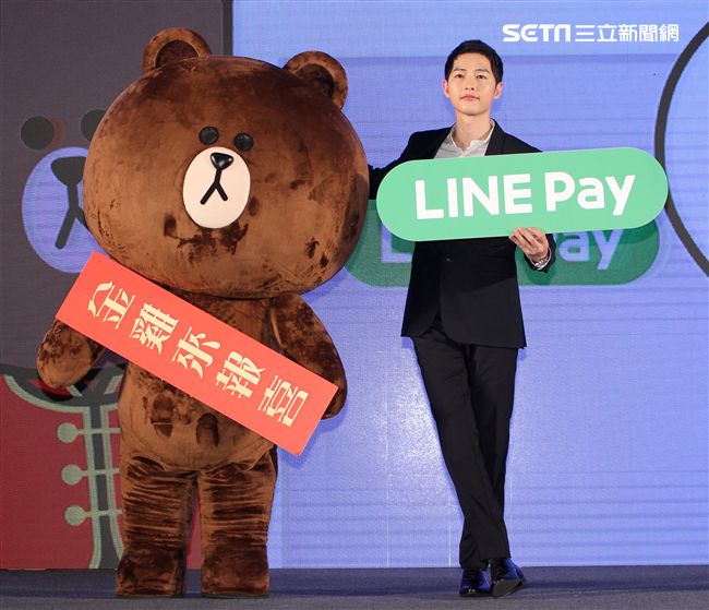 韓星宋仲基來台為信用卡代言，這次很遺憾無法去逛夜市及吃到芒果冰。（記者邱榮吉/攝影）