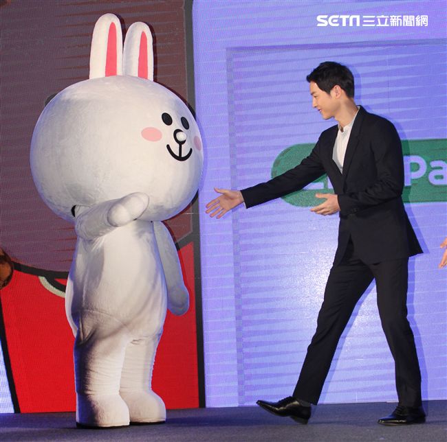 韓星宋仲基來台為信用卡代言，這次很遺憾無法去逛夜市及吃到芒果冰。（記者邱榮吉/攝影）