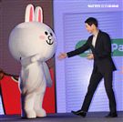 韓星宋仲基來台為信用卡代言，這次很遺憾無法去逛夜市及吃到芒果冰。（記者邱榮吉/攝影）