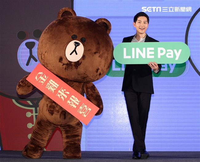 韓星宋仲基來台為信用卡代言，這次很遺憾無法去逛夜市及吃到芒果冰。（記者邱榮吉/攝影）