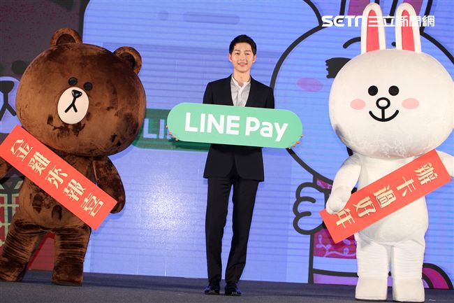 韓星宋仲基來台為信用卡代言，這次很遺憾無法去逛夜市及吃到芒果冰。（記者邱榮吉/攝影）