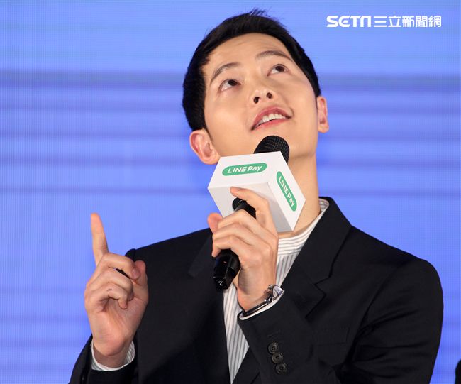 韓星宋仲基來台為信用卡代言，這次很遺憾無法去逛夜市及吃到芒果冰。（記者邱榮吉/攝影）