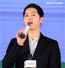 韓星宋仲基來台為信用卡代言，這次很遺憾無法去逛夜市及吃到芒果冰。（記者邱榮吉/攝影）