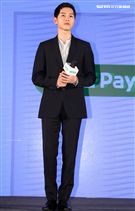 韓星宋仲基來台為信用卡代言，這次很遺憾無法去逛夜市及吃到芒果冰。（記者邱榮吉/攝影）