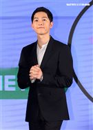 韓星宋仲基來台為信用卡代言，這次很遺憾無法去逛夜市及吃到芒果冰。（記者邱榮吉/攝影）