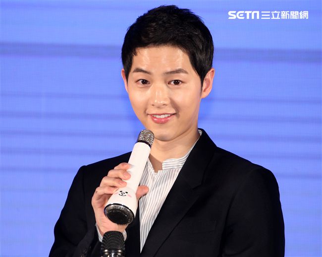 韓星宋仲基來台為信用卡代言，這次很遺憾無法去逛夜市及吃到芒果冰。（記者邱榮吉/攝影）