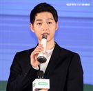 韓星宋仲基來台為信用卡代言，這次很遺憾無法去逛夜市及吃到芒果冰。（記者邱榮吉/攝影）