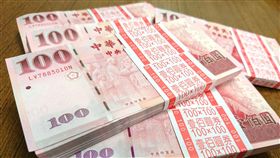新年,新鈔,換鈔,百元,新台幣,鈔票／中央社記者江佩凌攝 106年1月20日