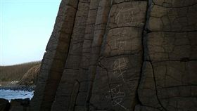 澎湖柱西嶼池西瀑狀柱狀玄武岩石柱遭遊客塗鴉（中央社-取自jeff  Chen臉書）