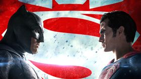 蝙蝠俠對超人　圖／翻攝自華納兄弟臉書