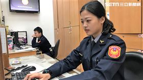 正妹女警連盈智坦言，再過幾天便是首次在派出所過年，她認為跟同事一起圍爐也很棒，搞不好長官督勤還會發紅包（楊忠翰攝）