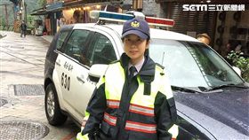 正妹巡官張惠慈調任烏來分駐所，搖身一變成為「烏來一姊」，初來乍到便逮捕到通緝犯（翻攝畫面）