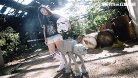 星戰501組織正妹成員Dora，扮演奴隸裝的莉亞公主，火辣扮相吸引眾人目光，頗有向已逝的嘉莉費雪致敬的味道！（翻攝畫面）