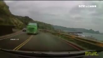 砂石車逆向狂飆超車　險撞上對向轎車