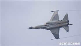 台中清泉崗空軍基地26日對外公開營區參觀，經國號戰機單機操演　圖／記者林敬旻攝
