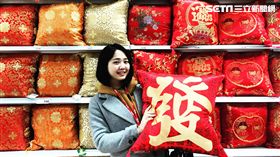 大潤發祭新年開運八寶　走進愛買點盞光明燈