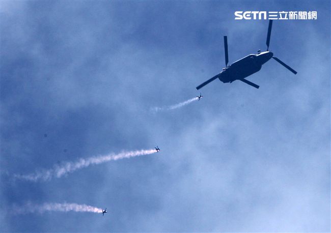 揚名海外的陸軍神龍小組展現高超的空中特技。（記者邱榮吉/攝影）