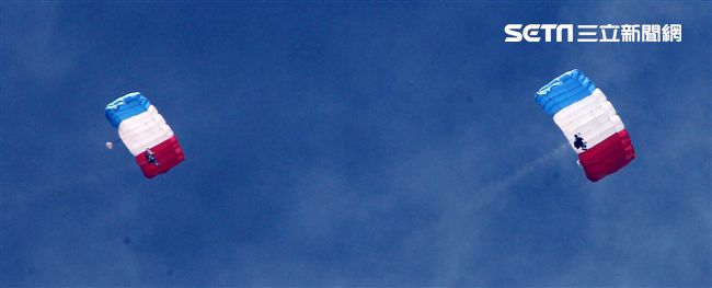 揚名海外的陸軍神龍小組展現高超的空中特技。（記者邱榮吉/攝影）