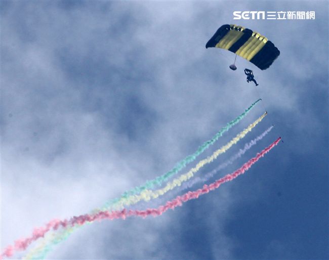 揚名海外的陸軍神龍小組展現高超的空中特技。（記者邱榮吉/攝影）