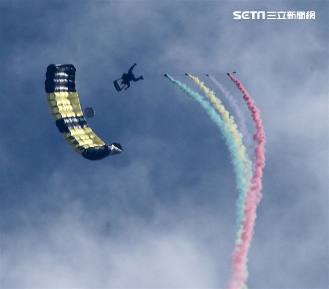 揚名海外的陸軍神龍小組展現高超的空中特技。（記者邱榮吉/攝影）