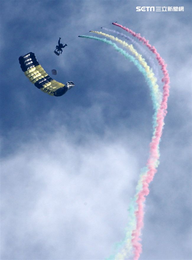 揚名海外的陸軍神龍小組展現高超的空中特技。（記者邱榮吉/攝影）