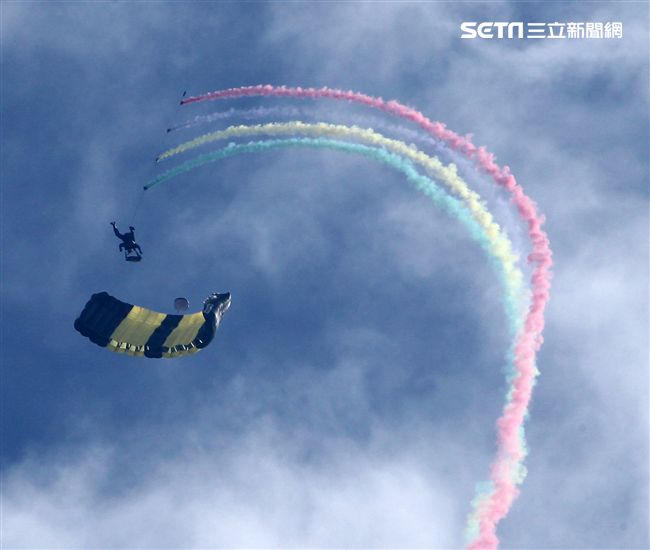 揚名海外的陸軍神龍小組展現高超的空中特技。（記者邱榮吉/攝影）