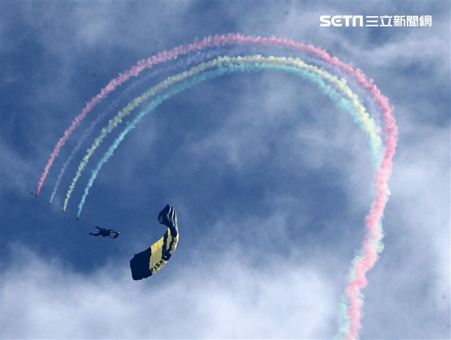 揚名海外的陸軍神龍小組展現高超的空中特技。（記者邱榮吉/攝影）