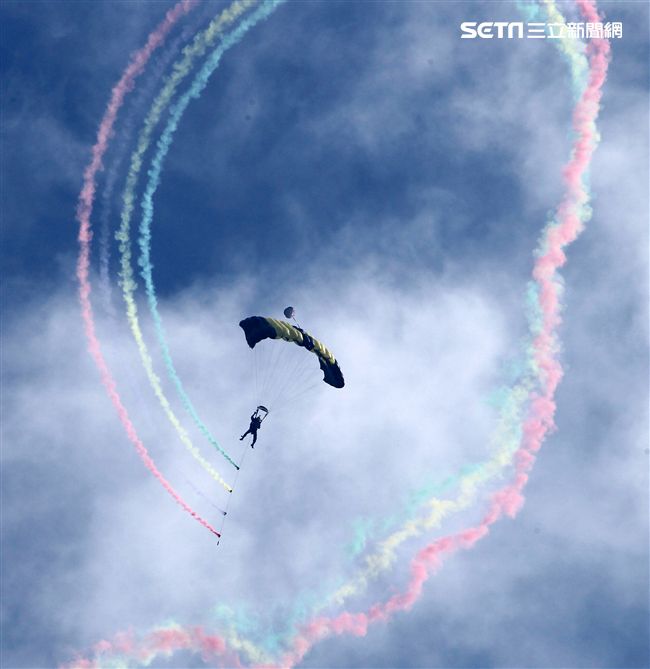 揚名海外的陸軍神龍小組展現高超的空中特技。（記者邱榮吉/攝影）
