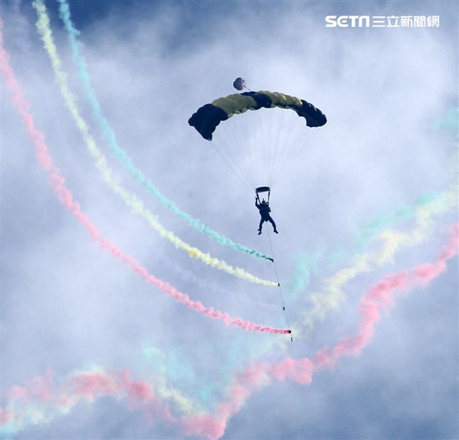 揚名海外的陸軍神龍小組展現高超的空中特技。（記者邱榮吉/攝影）