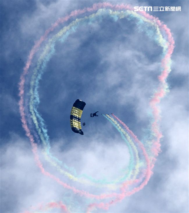 揚名海外的陸軍神龍小組展現高超的空中特技。（記者邱榮吉/攝影）